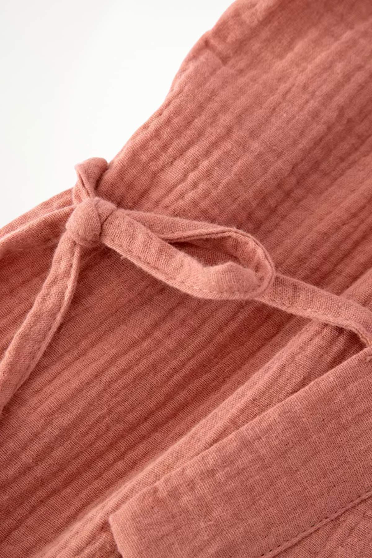Peignoir kimono en tissu doux de couleur rose, avec un motif texturé et un lien noué