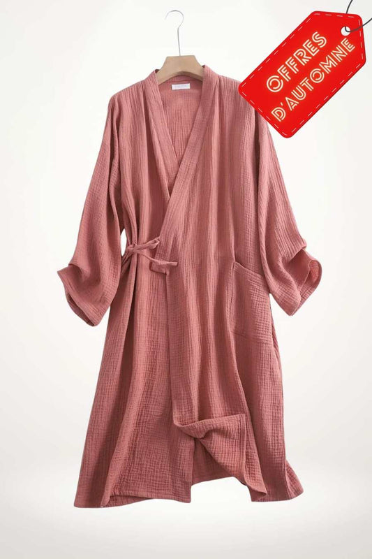 Peignoir kimono femme en tissu rose texturé, avec des manches larges et une ceinture à nouer