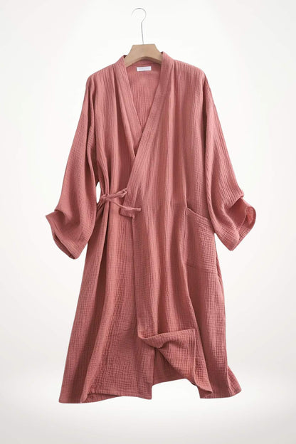 Peignoir kimono femme en tissu rose texturé, avec des manches larges et une ceinture à nouer