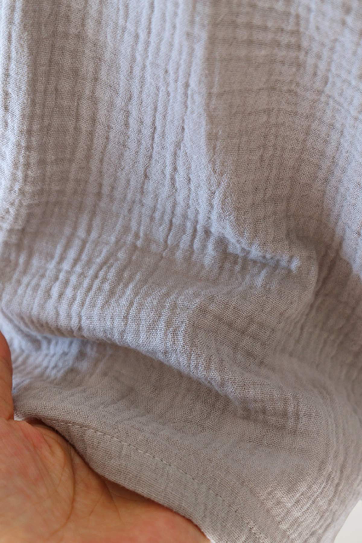 Tissu en coton léger de couleur gris clair, avec une texture douce et plissée, idéal pour un peignoir kimono