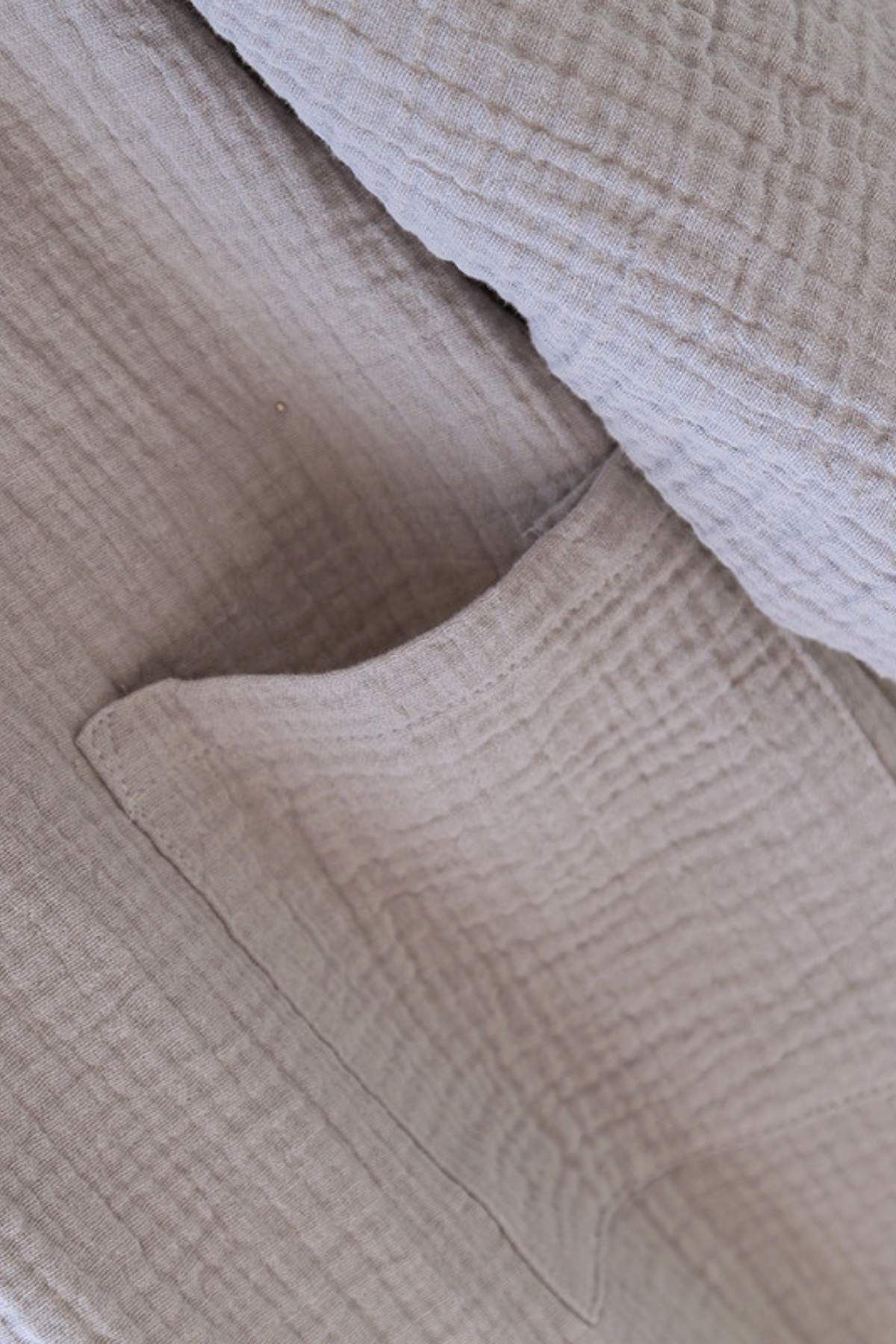 Peignoir kimono en tissu doux, couleur beige clair, avec un motif texturé et une poche discrète