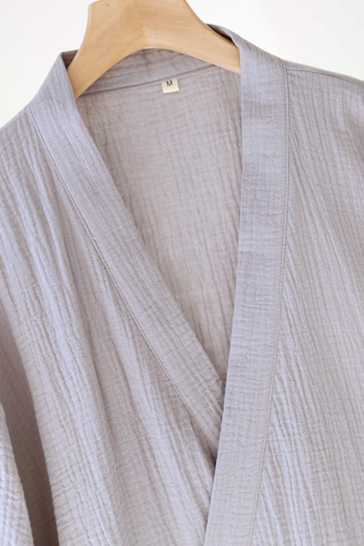 Peignoir kimono en tissu léger gris clair, avec un motif texturé et un col en V élégant