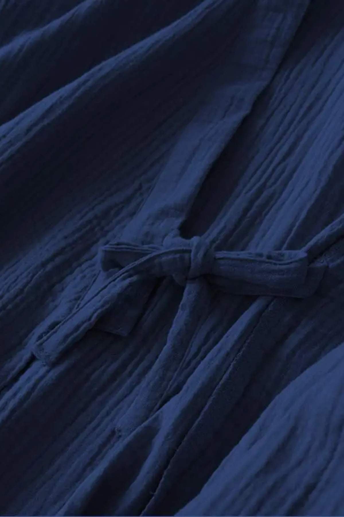 Peignoir kimono en tissu bleu nuit avec un motif texturé et un nœud délicat à la taille