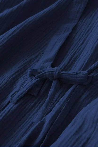 Peignoir kimono en tissu bleu nuit avec un motif texturé et un nœud délicat à la taille