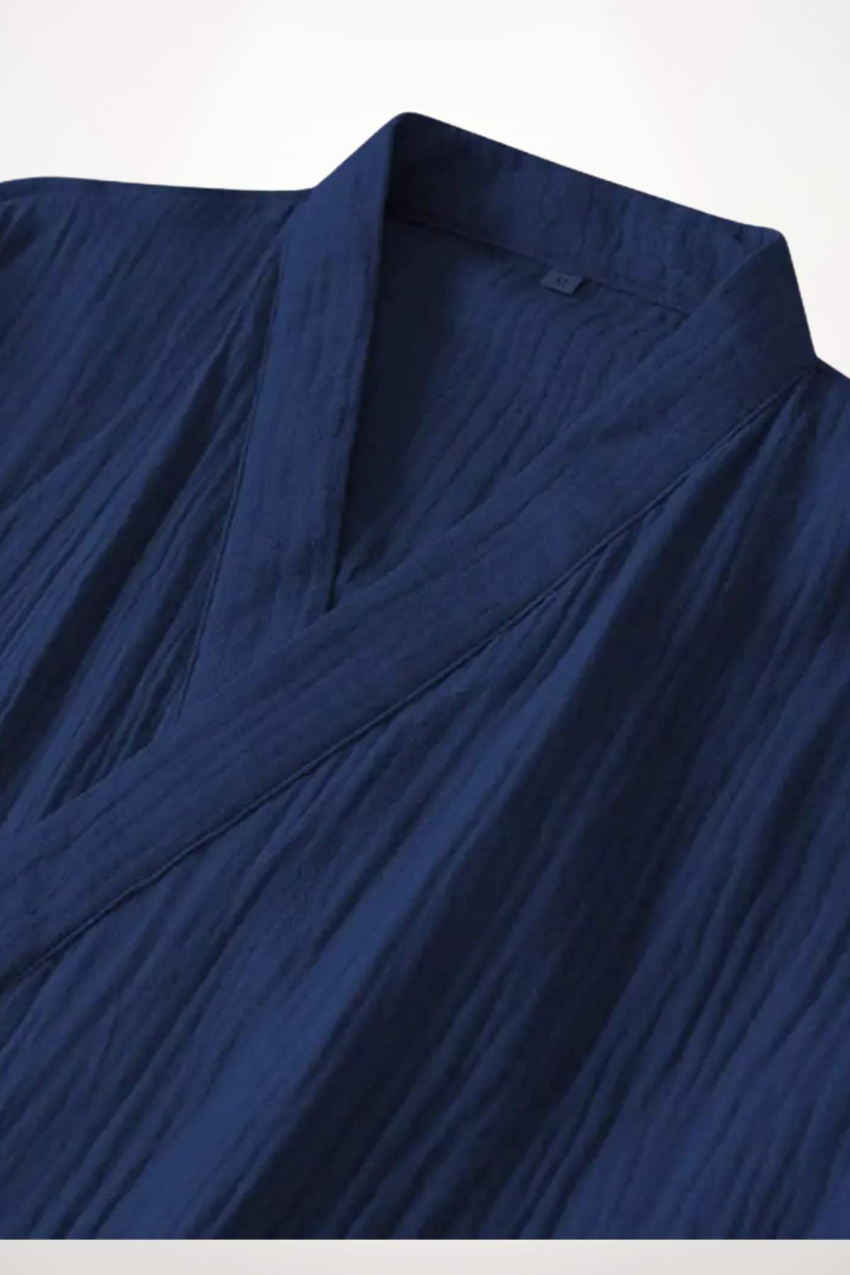 Peignoir kimono femme en tissu bleu marine avec des plis subtils, offrant une allure élégante et confortable