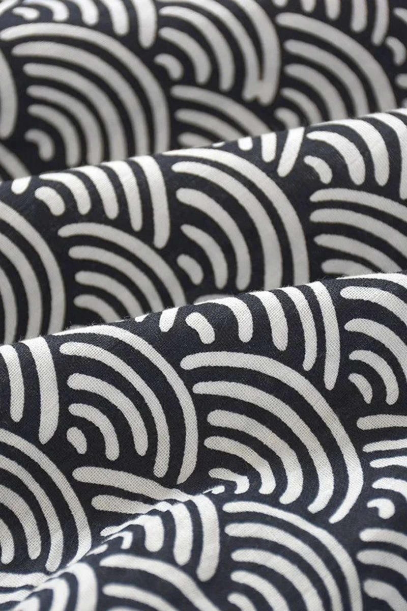 Tissu en coton noir avec motifs ondulés blancs, créant un effet moderne et élégant pour un kimono