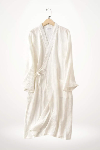 Peignoir kimono homme en tissu blanc avec des motifs texturés, suspendu sur un cintre en bois