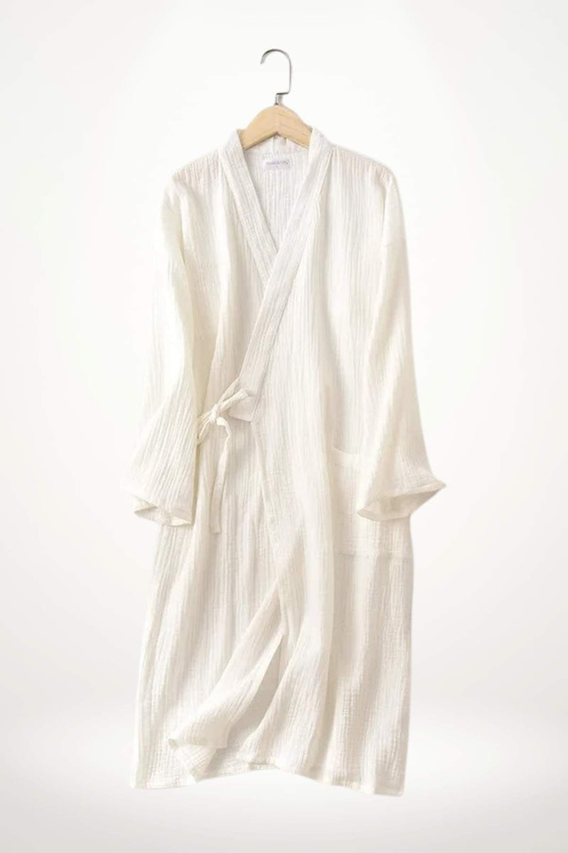Peignoir kimono homme en tissu blanc avec des motifs texturés, suspendu sur un cintre en bois