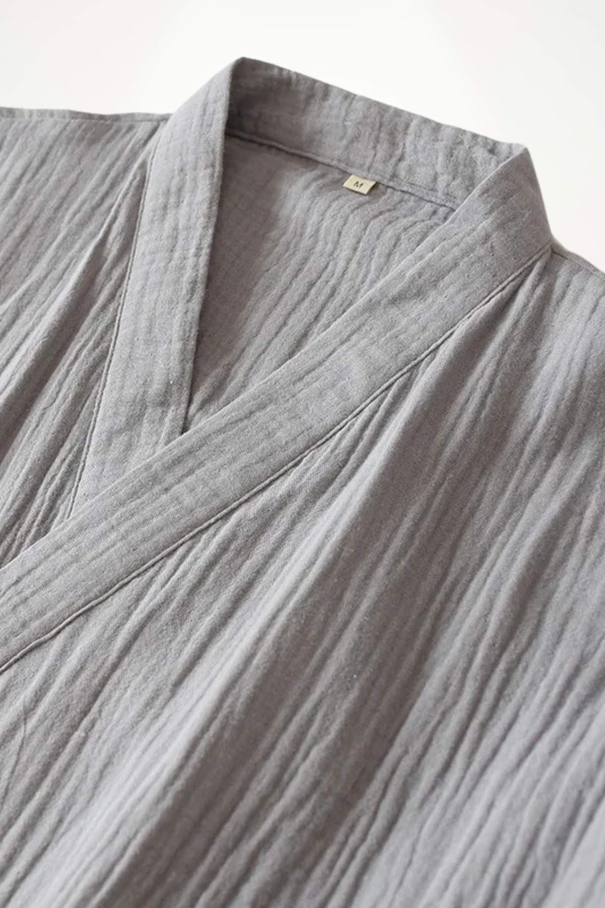 Peignoir kimono pour homme en tissu léger gris, avec un motif texturé et un col en V