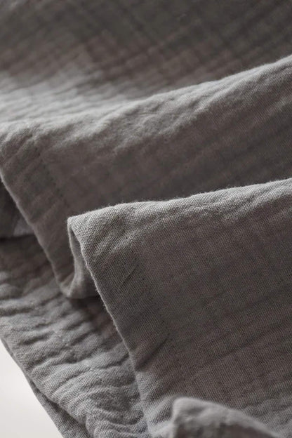 Tissu léger de couleur gris, avec des plis et une texture douce, évoquant un style japonais