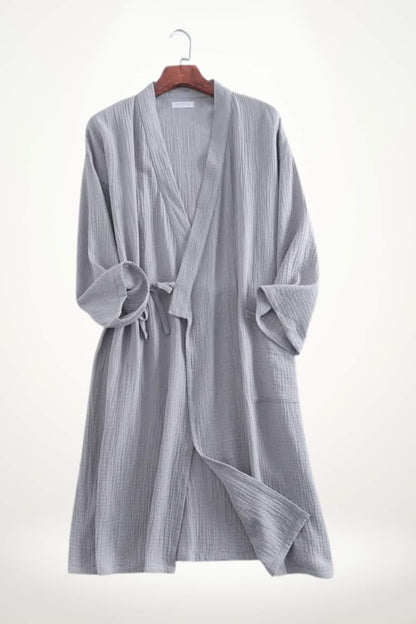Peignoir kimono pour homme en tissu léger gris, avec des manches larges et une ceinture à nouer
