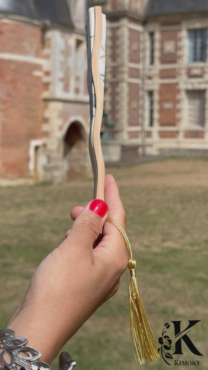 Éventail japonais vintage à fleurs champêtres avec monture bois clair et pampille dorée, accessoire romantique pour kimono femme ou robe bohème
