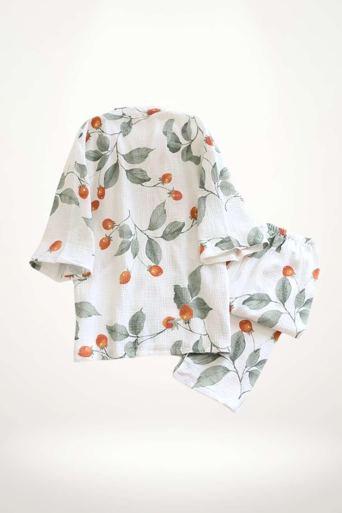Pyjama kimono en coton blanc avec motifs de cerises oranges et feuilles vertes, léger et confortable
