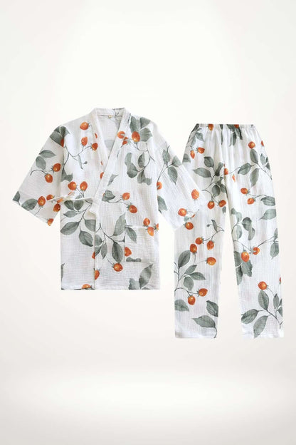 Pyjama kimono en coton blanc avec motifs de cerises orange et feuilles vertes, composé d'une veste et d'un pantalon