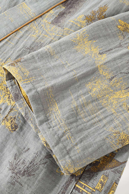 Tissu gris orné de motifs dorés et bruns, avec des manches larges, évoquant un style japonais