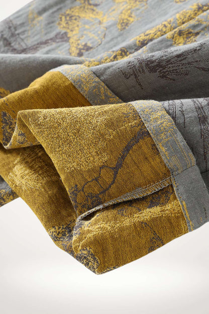 Détails d'un pyjama kimono pour homme, avec motifs gris et or, en tissu doux et texturé