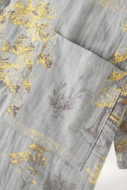 Détail d'un tissu gris avec motifs de paysages en jaune et marron, évoquant un style japonais élégant