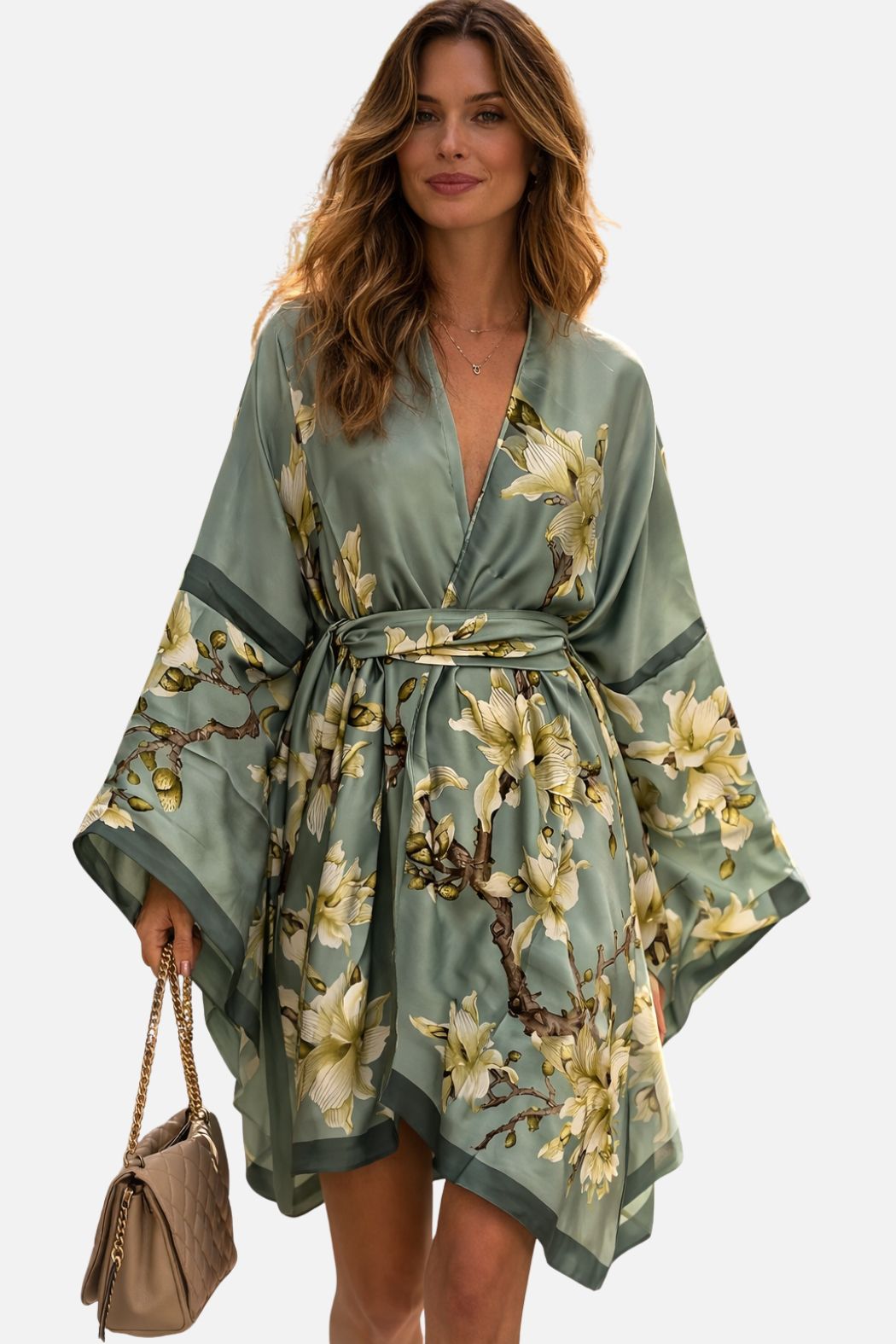 Robe kimono en satin vert avec motifs floraux, manches larges et ceinture, tenue élégante et chic