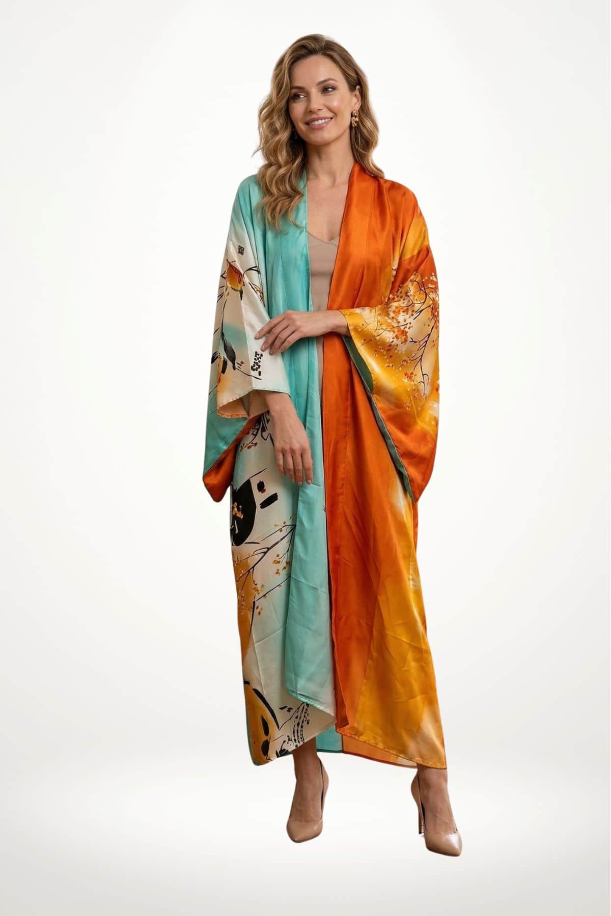 Femme souriante portant un kimono long aux couleurs turquoise et orange, avec des motifs floraux délicats