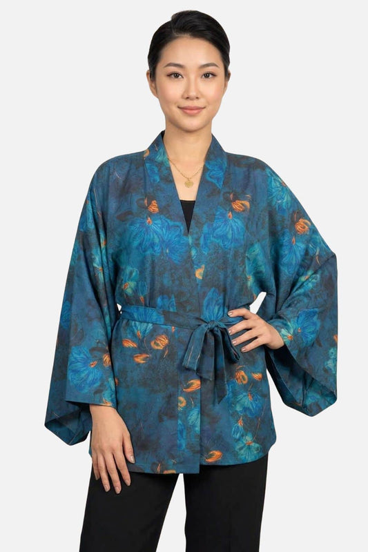 Veste kimono femme en tissu bleu avec motifs floraux orange, manches larges et ceinture nouée à la taille