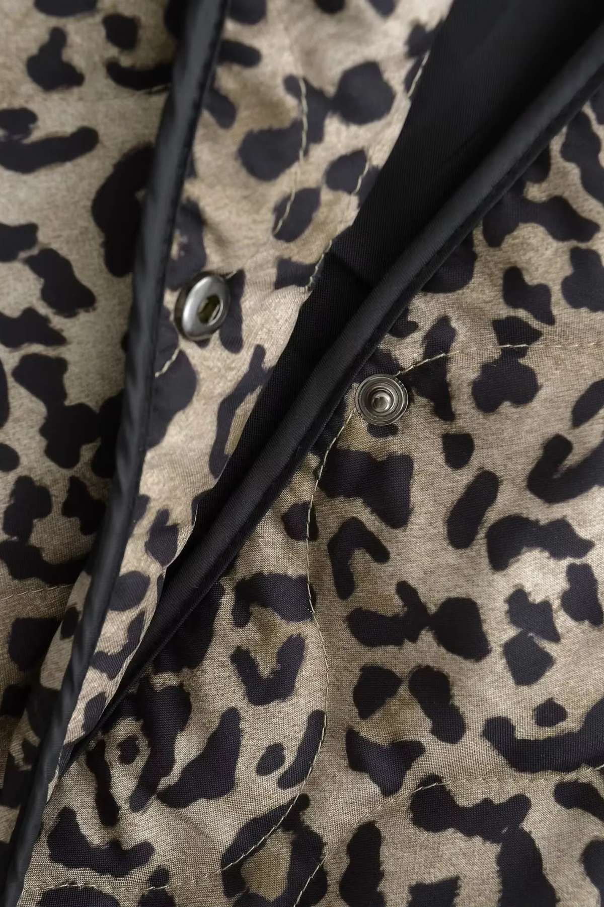 Veste kimono femme imprimé léopard matelassée, doublure satin et bordures contrastées, confort et style.