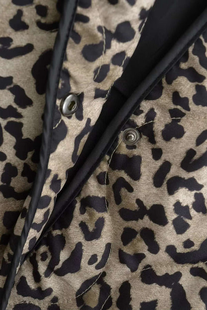 Veste kimono femme imprimé léopard matelassée, doublure satin et bordures contrastées, confort et style.