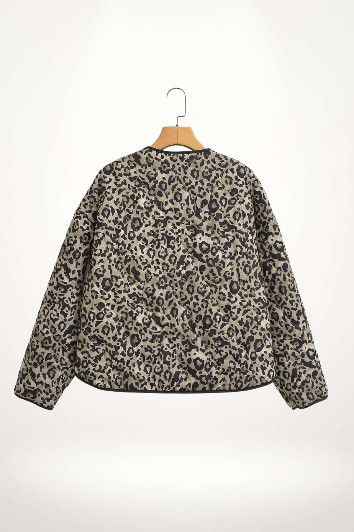 Veste kimono femme imprimé léopard matelassée, doublure satin et bordures contrastées, confort et style.