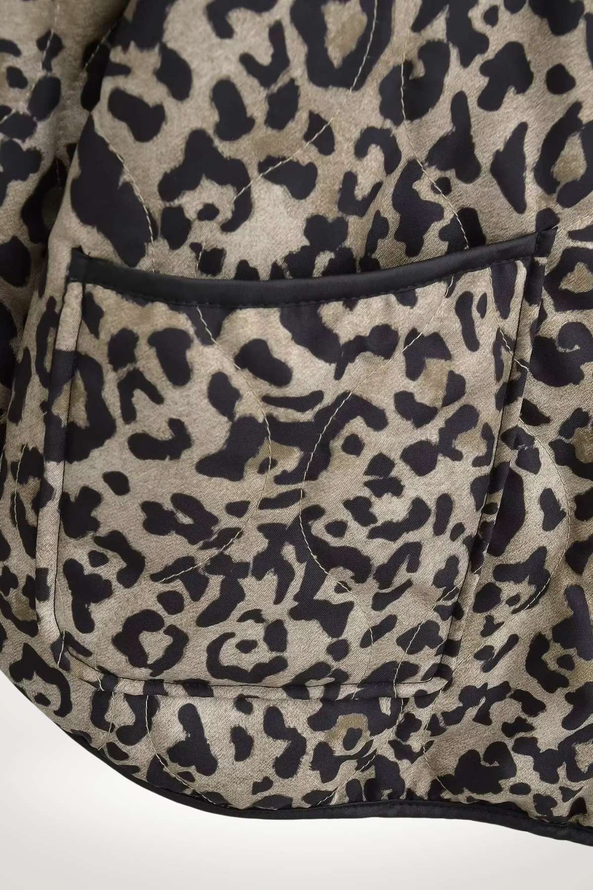 Veste kimono femme imprimé léopard matelassée, doublure satin et bordures contrastées, confort et style.