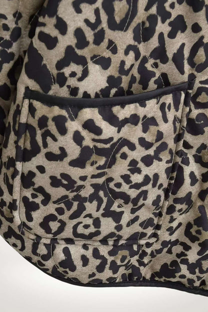 Veste kimono femme imprimé léopard matelassée, doublure satin et bordures contrastées, confort et style.