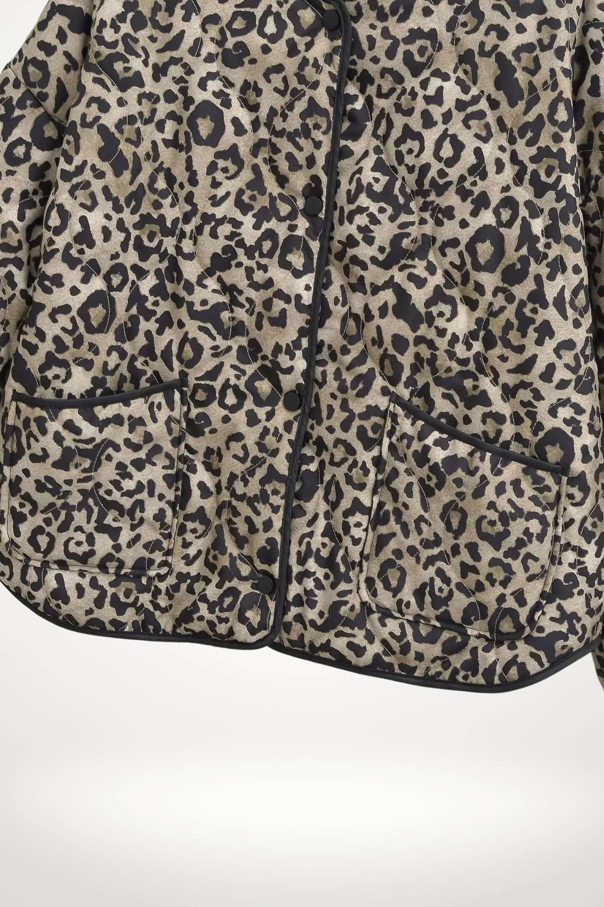 Veste kimono femme imprimé léopard matelassée, doublure satin et bordures contrastées, confort et style.