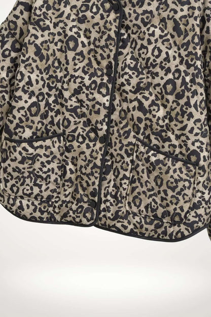Veste kimono femme imprimé léopard matelassée, doublure satin et bordures contrastées, confort et style.