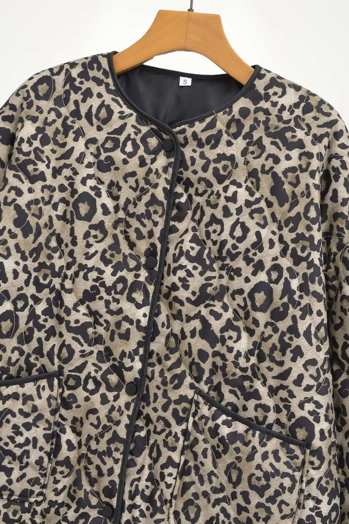 Veste kimono femme imprimé léopard matelassée, doublure satin et bordures contrastées, confort et style.