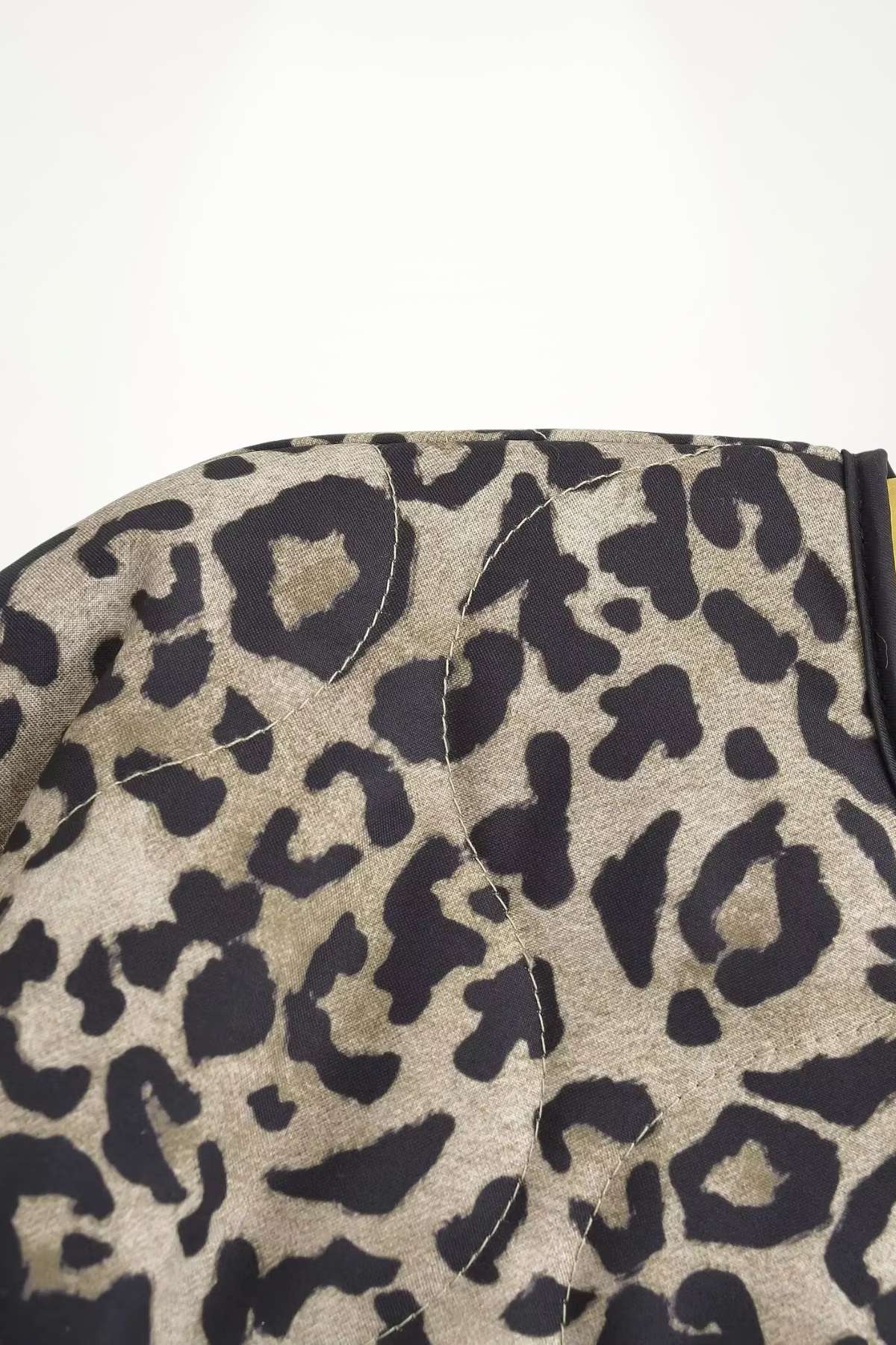 Veste kimono femme imprimé léopard matelassée, doublure satin et bordures contrastées, confort et style.