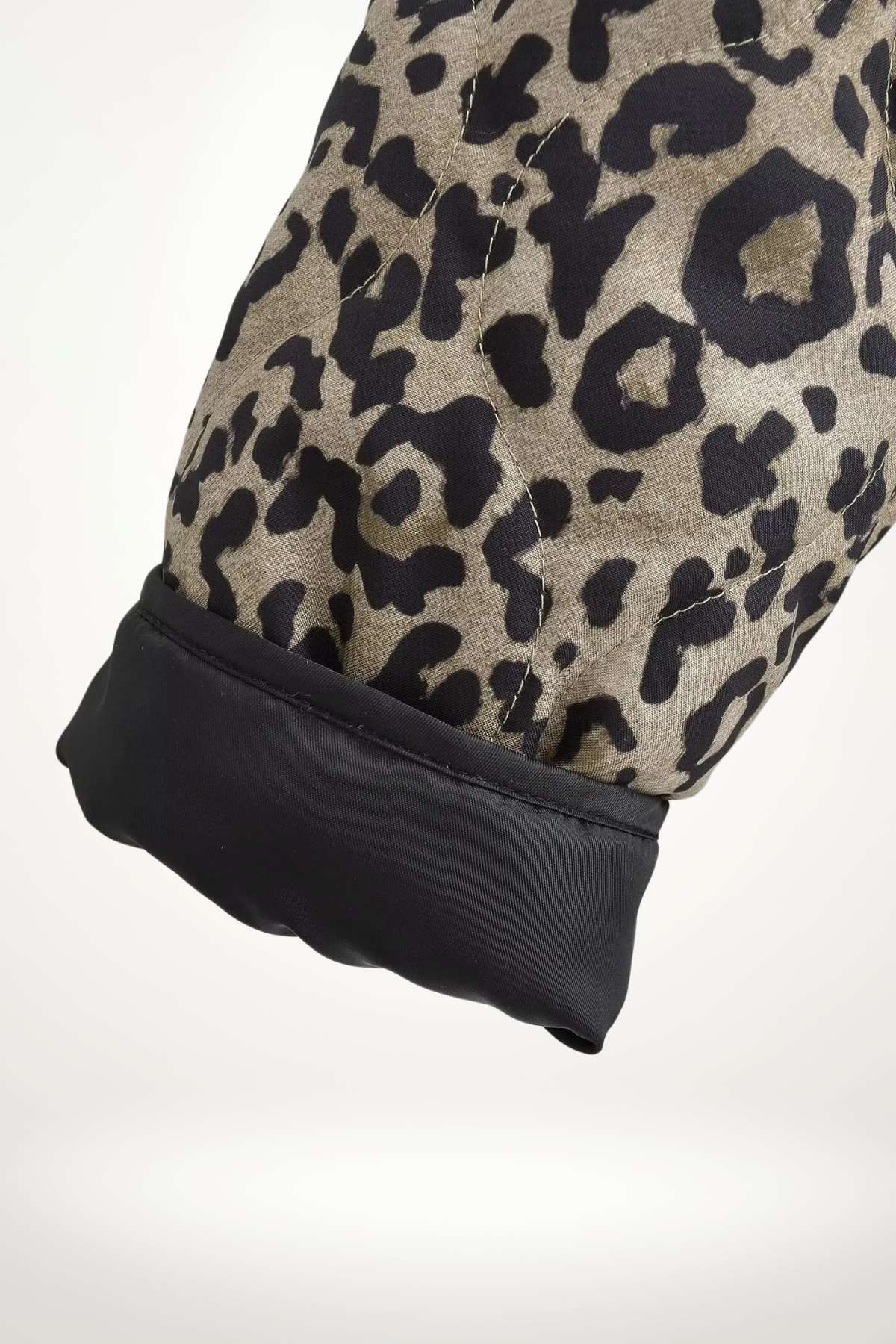 Veste kimono femme imprimé léopard matelassée, doublure satin et bordures contrastées, confort et style.