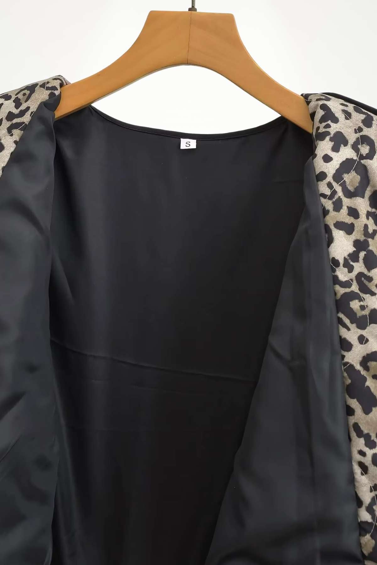 Veste kimono femme imprimé léopard matelassée, doublure satin et bordures contrastées, confort et style.