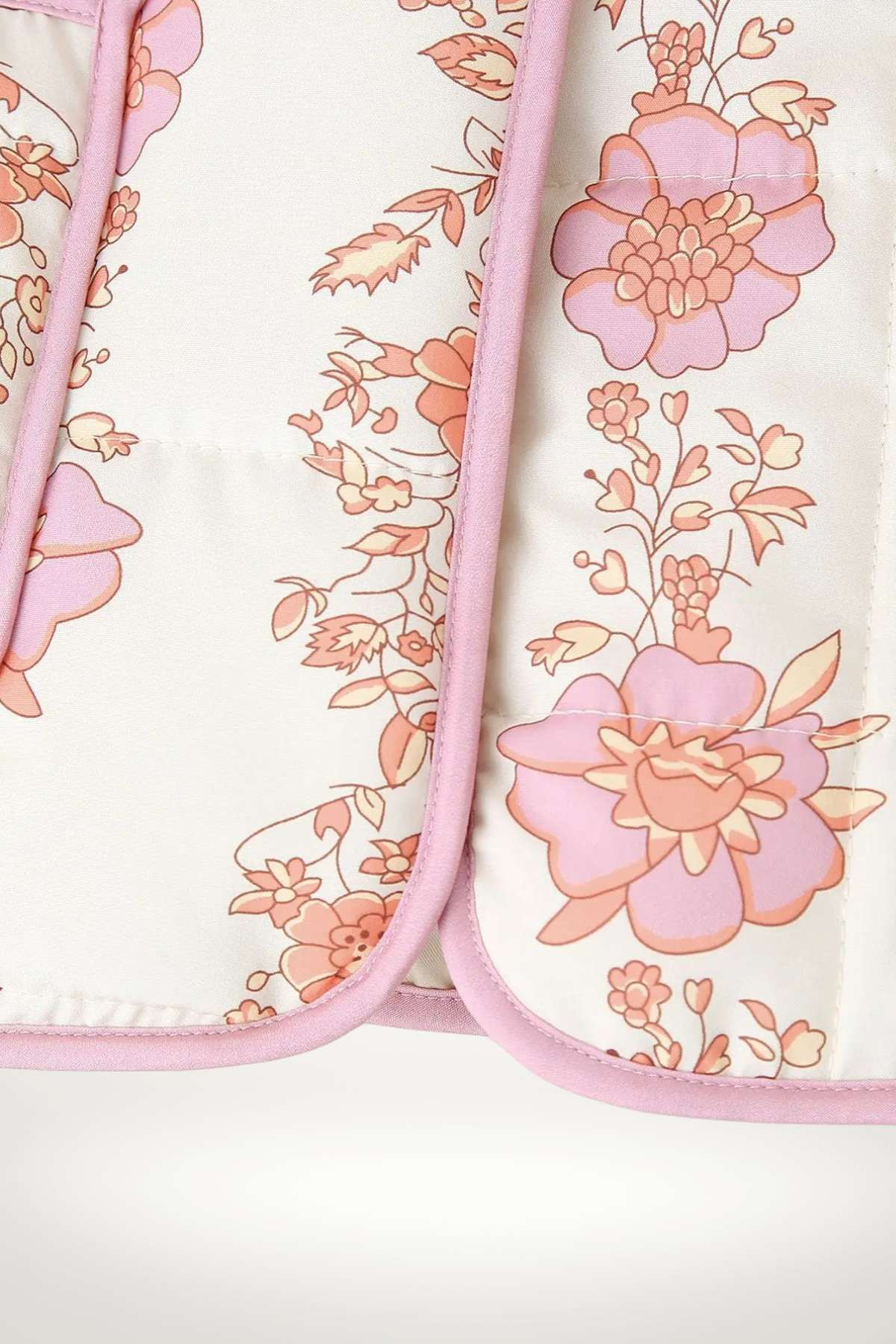 veste kimono femme matelassée blanc ivoire à motif floral rose et corail avec finitions roses contrastées sur le bas de la veste