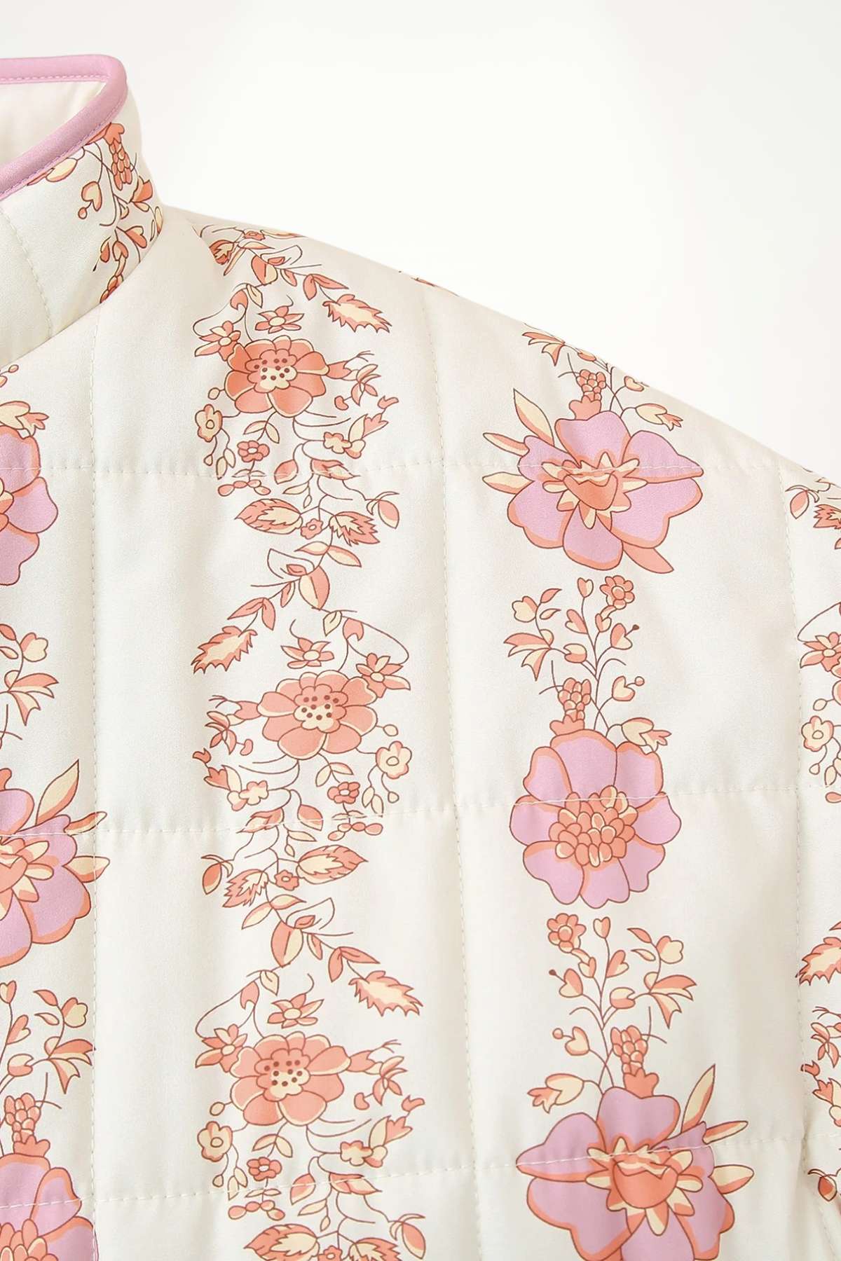 Détail du col montant et des finitions roses de la veste kimono femme