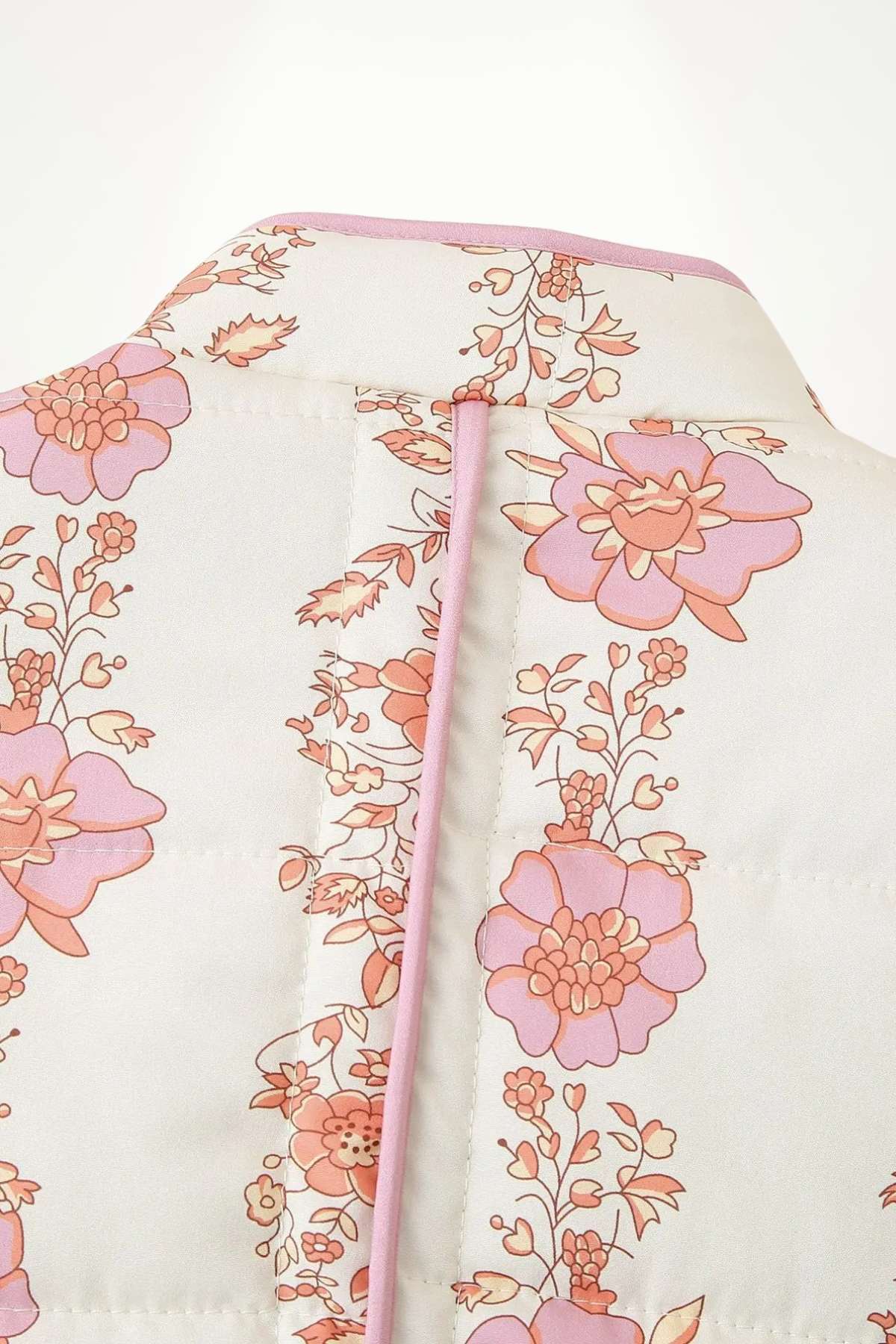 veste kimono femme matelassée blanc ivoire à motif floral rose et corail avec finitions roses contrastées