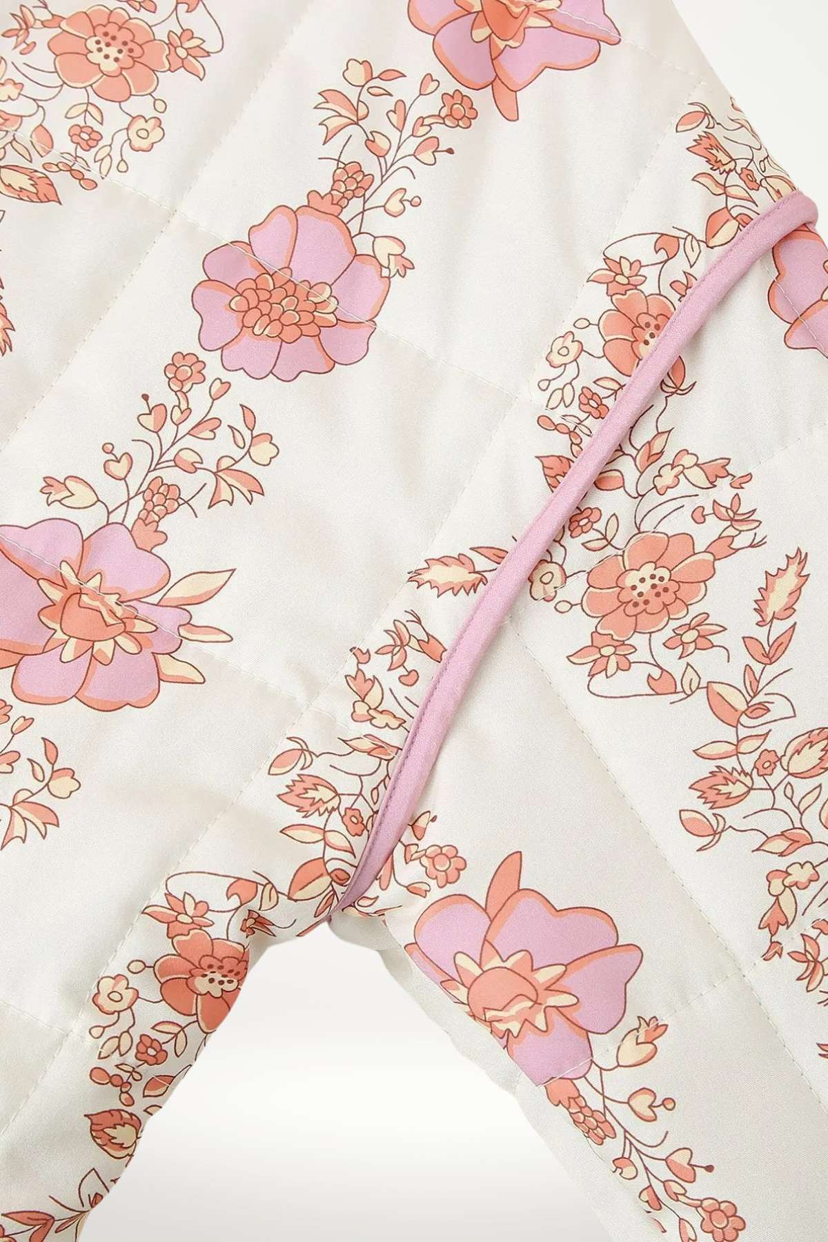 veste kimono femme matelassée blanc ivoire à motif floral rose et corail avec finitions roses contrastées sur les manches