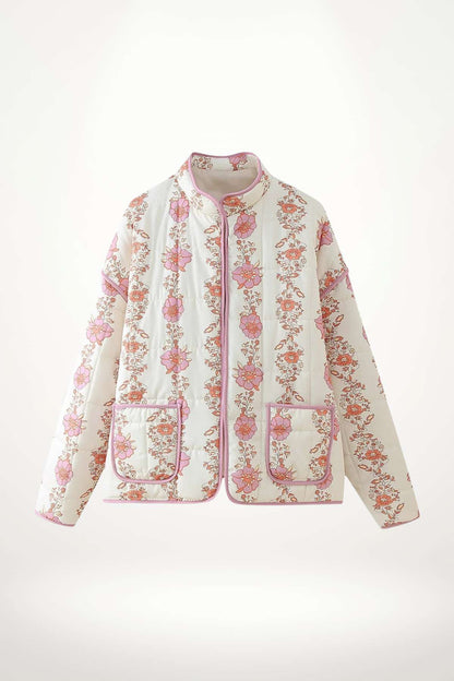 Veste kimono femme matelassée Élégance Fleurie de face, motifs pivoines roses sur fond ivoire
