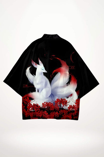 Veste kimono noire ornée d'un renard blanc entouré de fleurs rouges sur fond sombre
