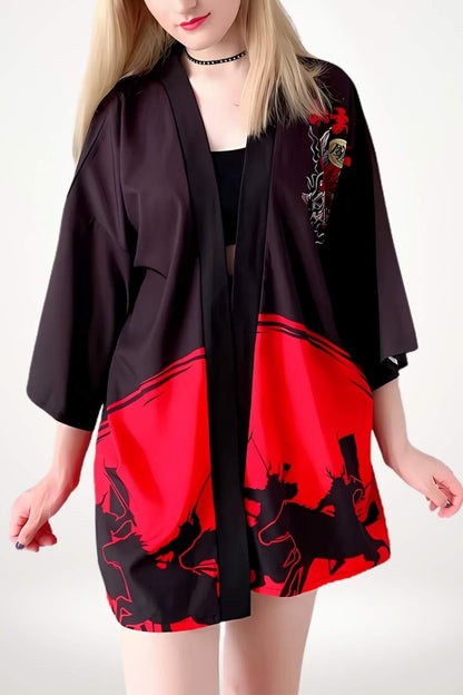 Veste kimono femme noire et rouge avec motifs de silhouettes, portée avec un top noir et un choker