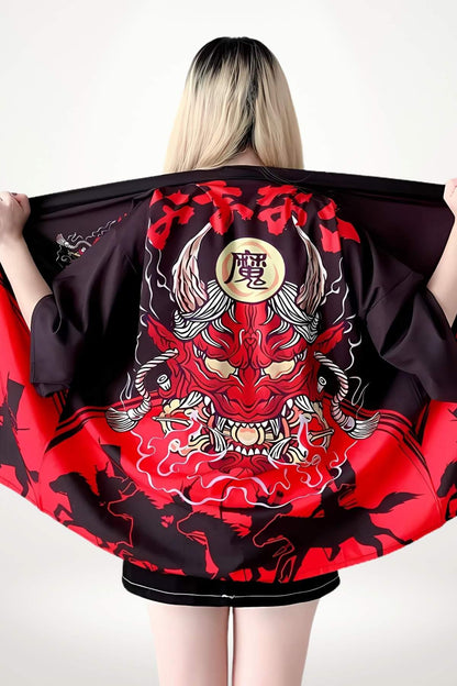 Veste kimono femme noire et rouge avec motifs de dragon, portée ouverte, décor minimaliste en arrière-plan