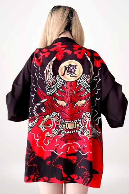Veste kimono femme noire et rouge avec motifs de démon et détails graphiques, style street manga