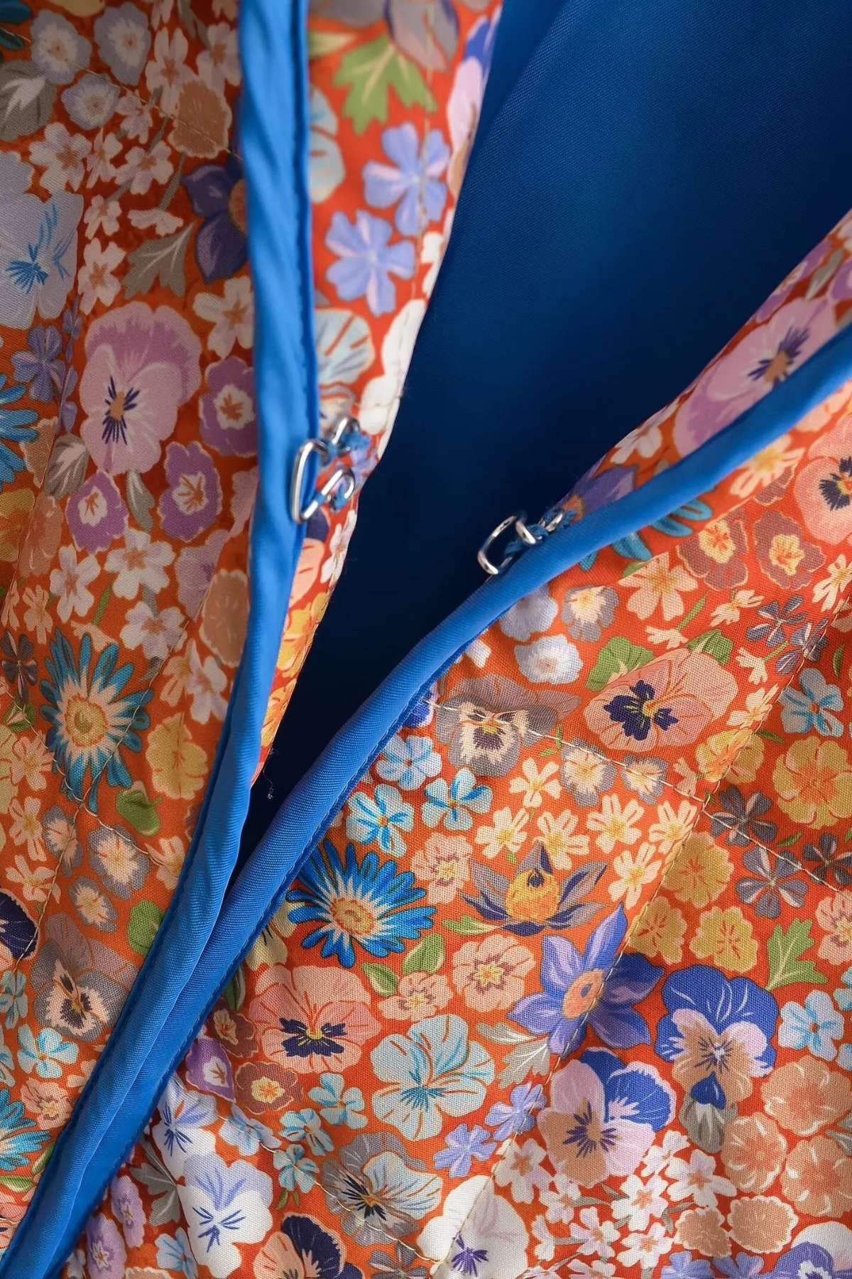 Veste kimono matelassée femme imprimé Liberty corail bleu, doublure satin, polyester rayonne acétate, col mao, fermoirs crochets métalliques.