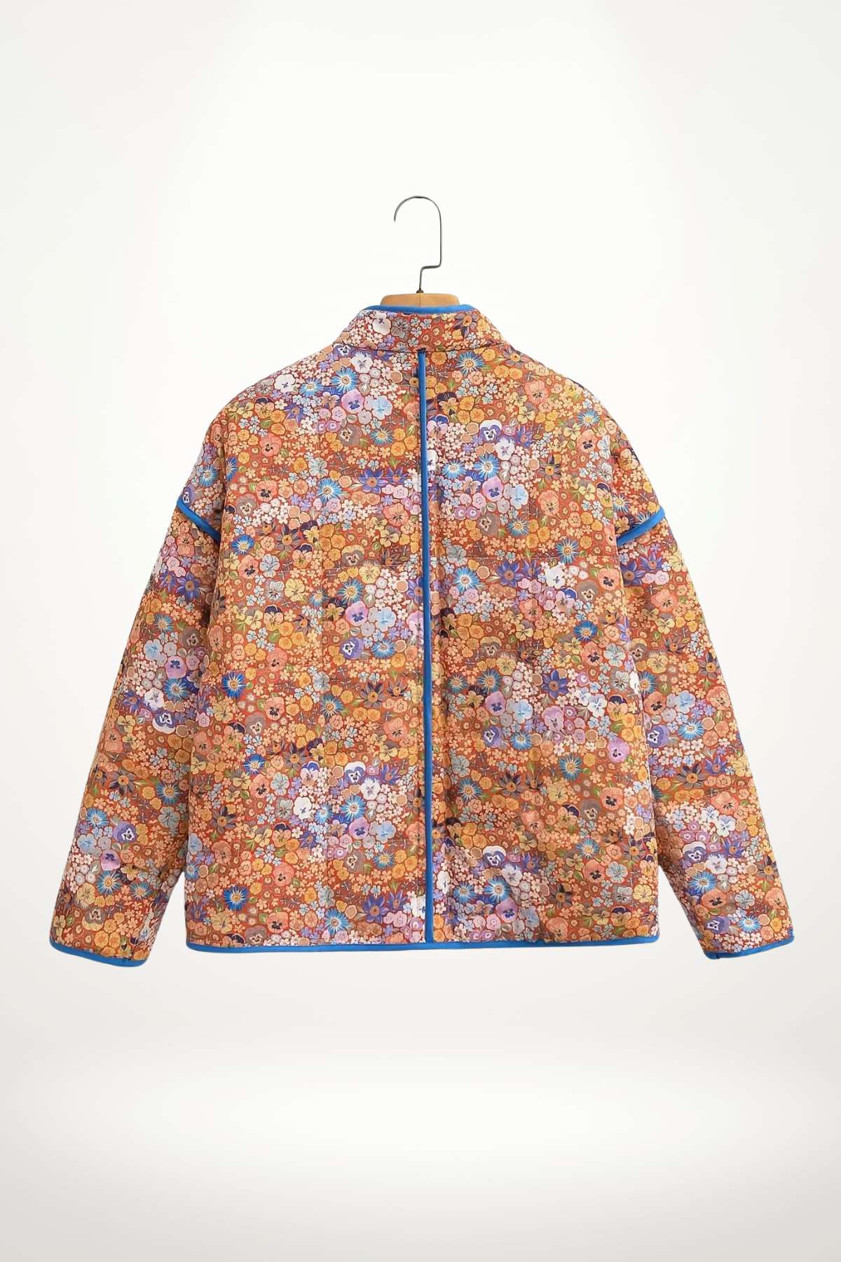 Veste kimono matelassée femme imprimé Liberty corail bleu, doublure satin, polyester rayonne acétate, col mao, fermoirs crochets métalliques.