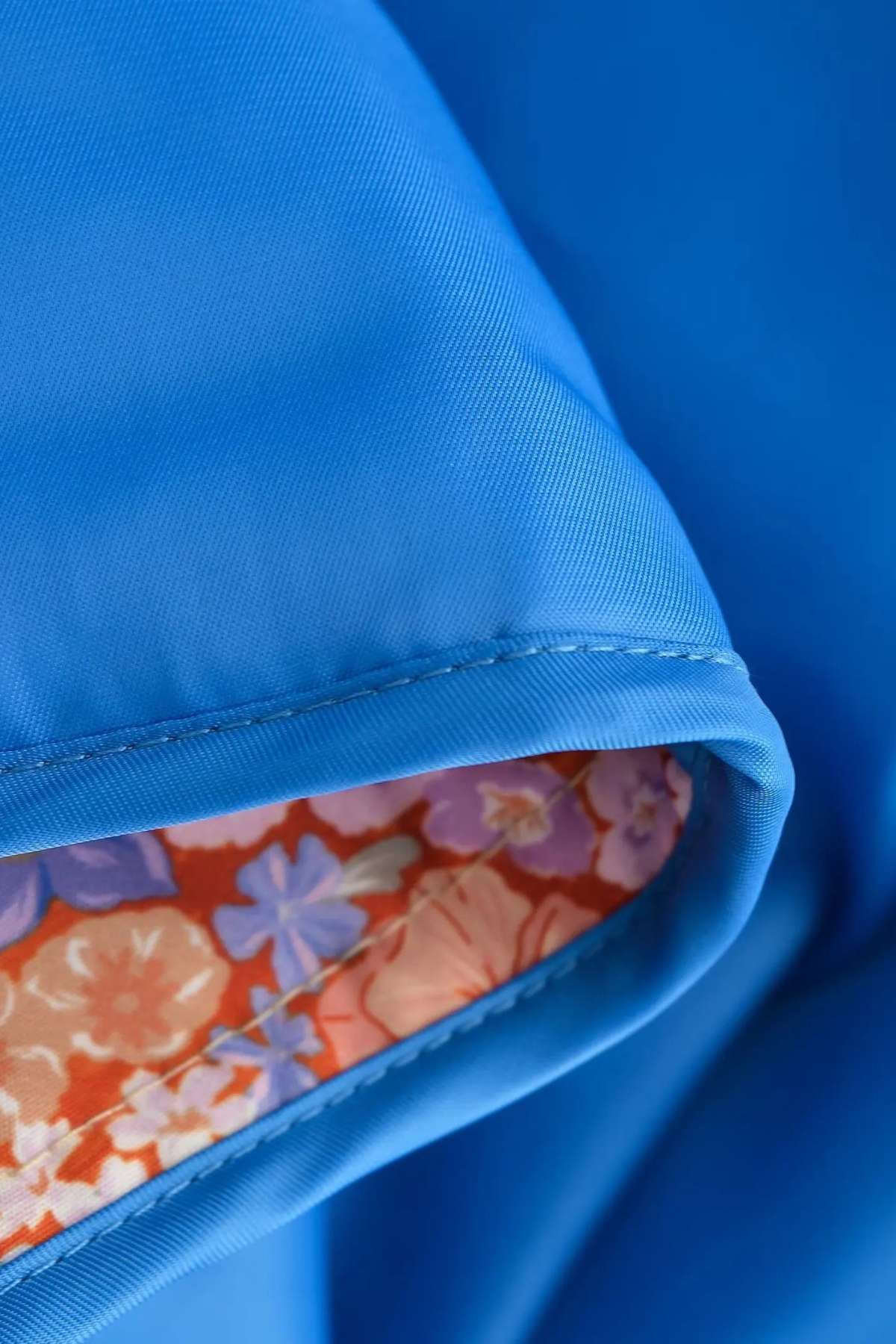 Veste kimono matelassée femme imprimé Liberty corail bleu, doublure satin, polyester rayonne acétate, col mao, fermoirs crochets métalliques.