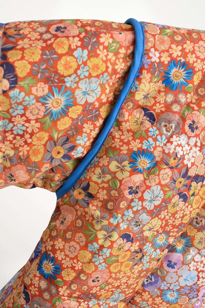 Veste kimono matelassée femme imprimé Liberty corail bleu, doublure satin, polyester rayonne acétate, col mao, fermoirs crochets métalliques.