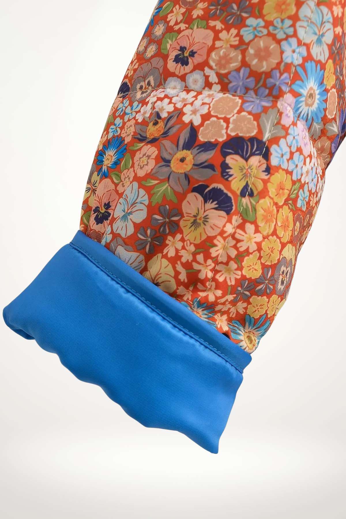 Veste kimono matelassée femme imprimé Liberty corail bleu, doublure satin, polyester rayonne acétate, col mao, fermoirs crochets métalliques.