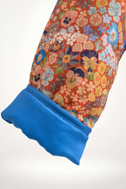 Veste kimono matelassée femme imprimé Liberty corail bleu, doublure satin, polyester rayonne acétate, col mao, fermoirs crochets métalliques.